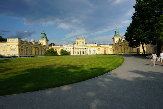 The park behind the palace is a world class park