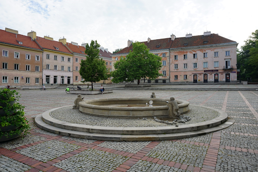 The provincial atmosphere should forster a national feeling during communism in Warsaw