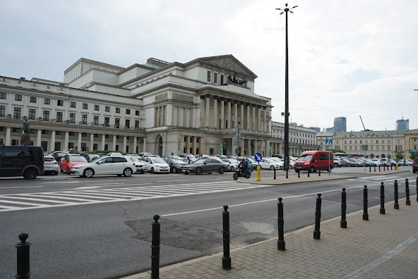 Take the metro in Warsaw to get to the bank Square and the Town Hall