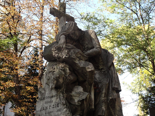 An impressive necropolis in the centre of Warsaw