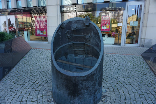 Monument close to Rondo Daszyńskiego