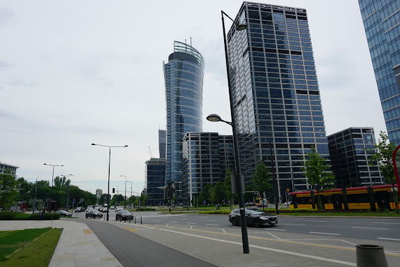 A huge office building next to Rondo Daszyńskiego