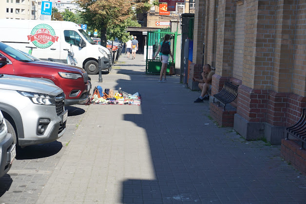 Pensioners selling groceries near Rondo ONZ