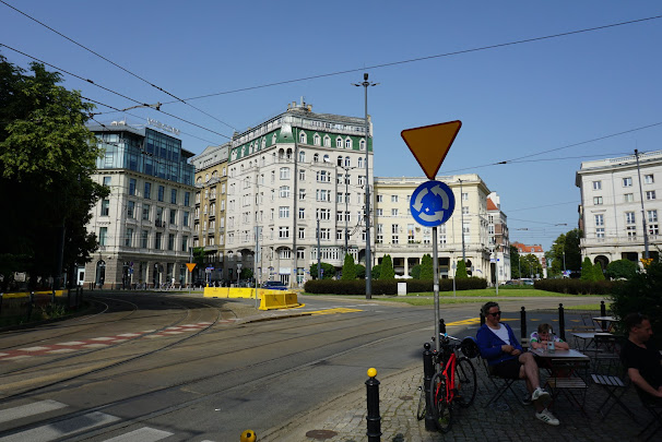 Zbawiciela Square next to Politechnika is a good place for an evening out