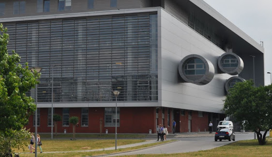 Here we see the library. The capsules on the side are intended for professors