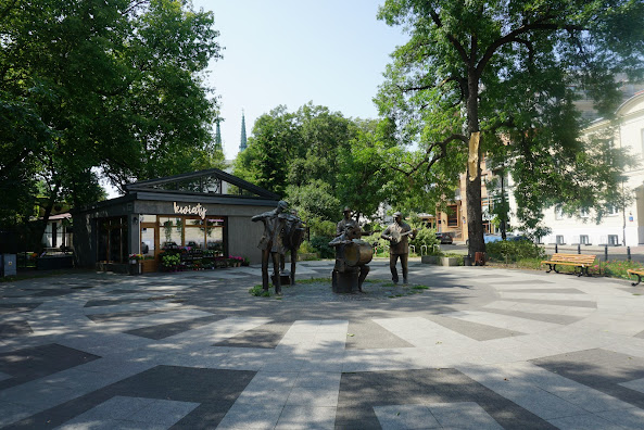 Musicians play in Metro Wilenski