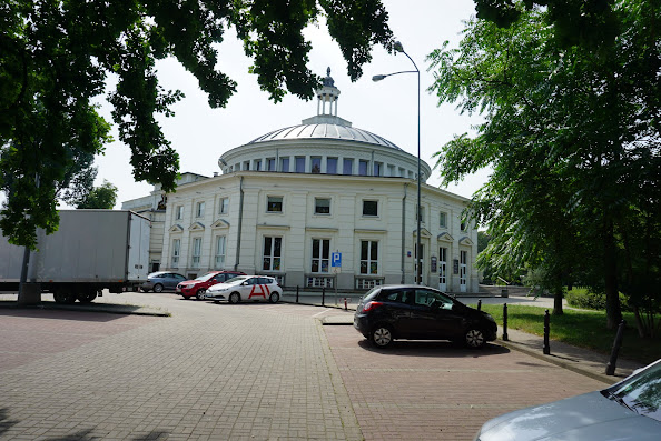 Teatr Komedia next to Plac Wilsona