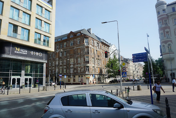 Next to metro wilenski we find renovated hauses as well as buildings waiting for renovation