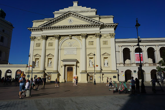 By the entrance to Castle Square and Old Town Warsaw