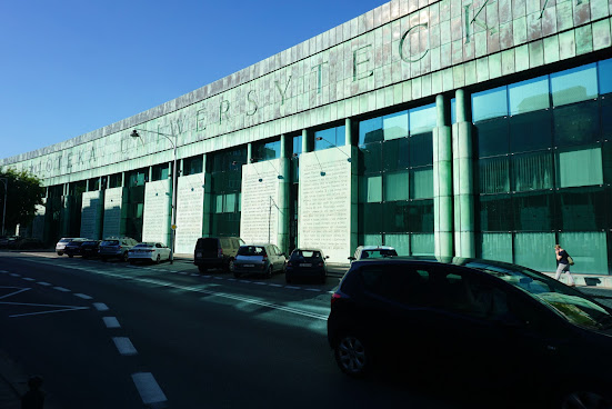 The library is a part of modern Warsaw after 1989