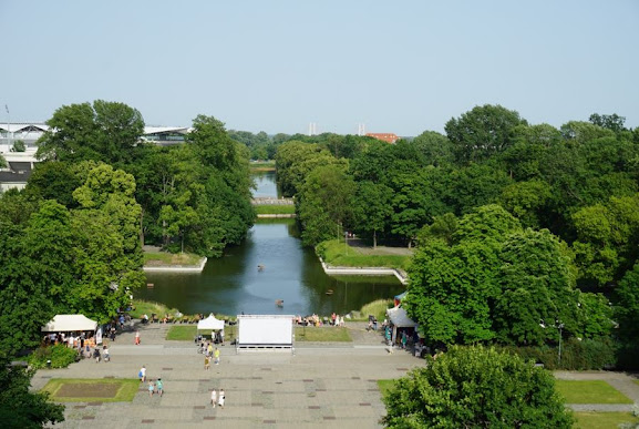 15 minutes from Politechnika we find the art exibition at Ujazdowski Castle