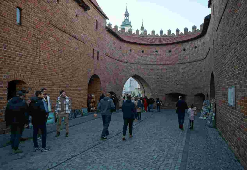 Warszawa city tour walks around the defense system in Warsaw Old Town