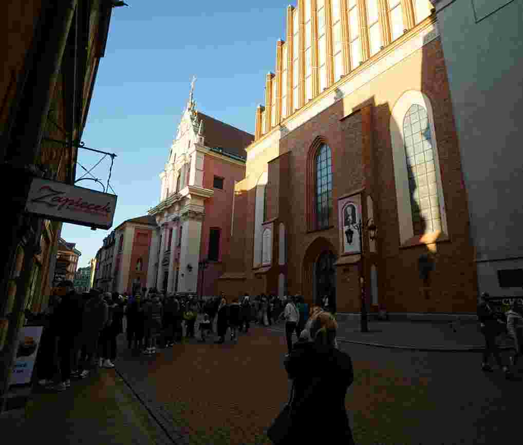 Warszawa city tour take you around the cathedral in Warsaw Old Town