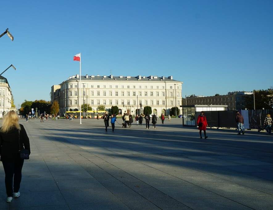 With Warszawa city tour to the old castle is being rebuilt on the square