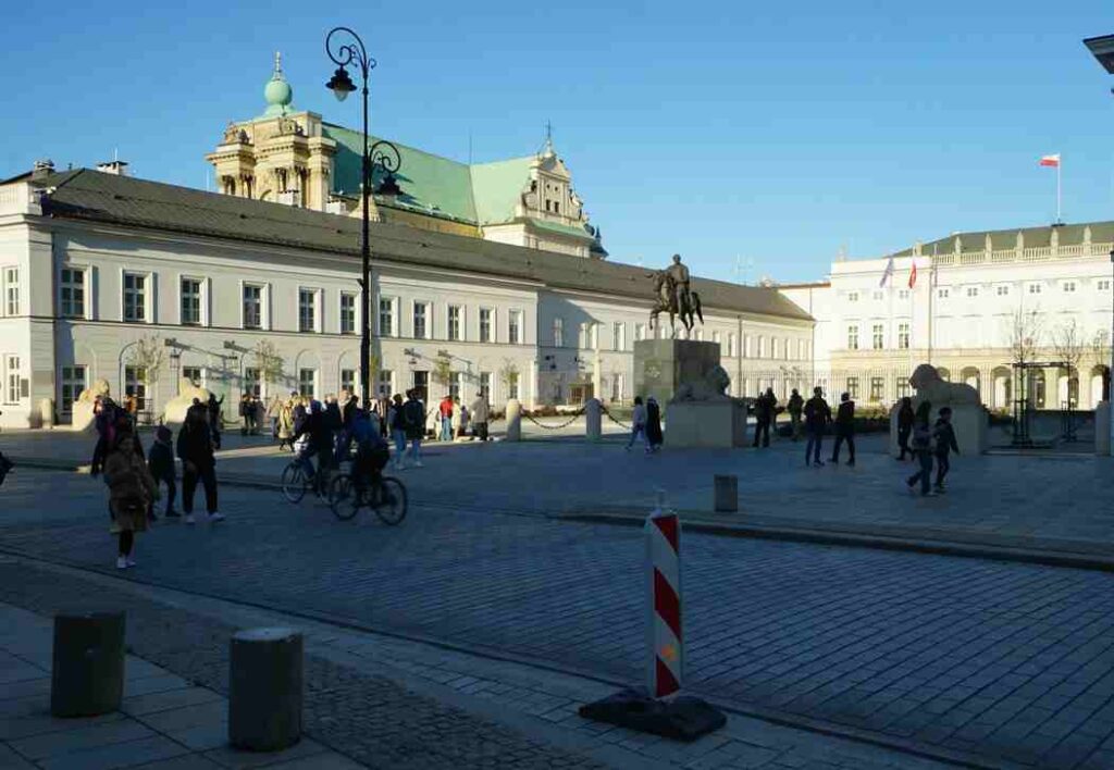 Warszawa city tour talks about the presidential palace