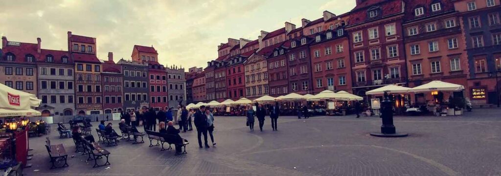 Warszawa city tour takes you through the different legends from the square