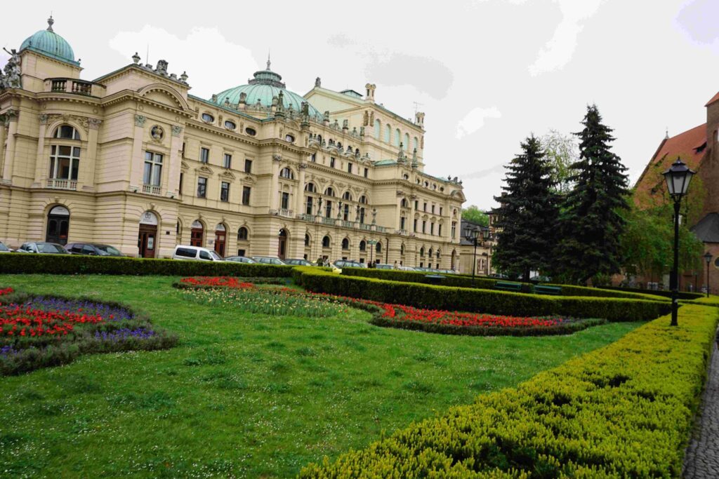 The many theatres in krakow is one of the reasons, the people here feel superior